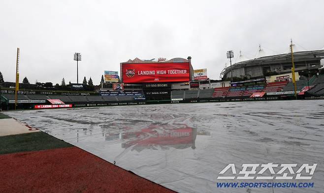10일 인천SSG랜더스필드에서 열릴 예정인 SSG와 삼성의 준PO 2차전을 앞두고 비가 내리고 있다. 인천=박재만 기자 pjm@sportschosun.com/2025.10.10/