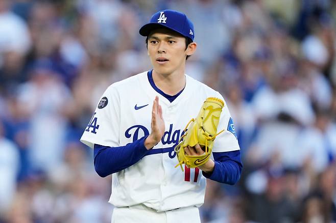 LA 다저스 사사키 로키가 10일(한국시각) 다저스타디움에서 열린 필라델피아 필리스와의 NL 디비전시리즈 4차전서 8회 투구 도중 아웃카운트를 잡자 박수를 치고 있다. AP연합뉴스