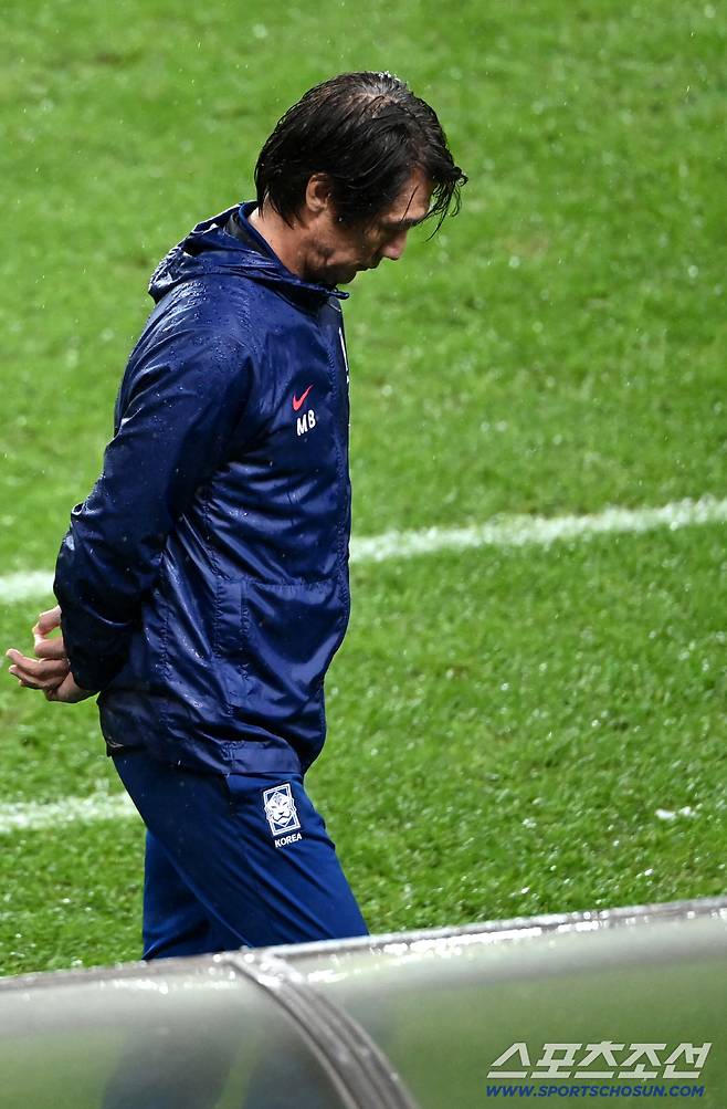 10일 서울월드컵경기장에서 열린 대한민국 축구대표팀과 브라질의 A매치 평가전, 홍명보 감독이 찬스가 무산되자 아쉬워하고 있다. 상암=허상욱 기자wook@sportschosun.com/2025.10.10/