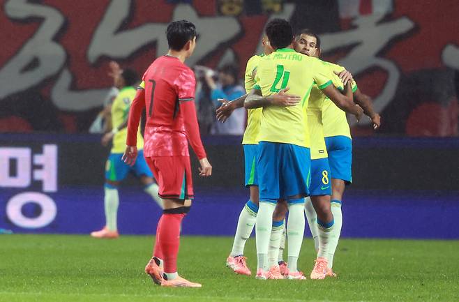 브라질 세리머니 지켜보는 손흥민

     (서울=연합뉴스) 신현우 기자 = 10일 서울 마포구 서울월드컵경기장에서 열린 한국과 브라질 축구 대표팀의 친선경기. 한국 손흥민이 브라질 선수들의 세리머니를 지켜보고 있다. 2025.10.10