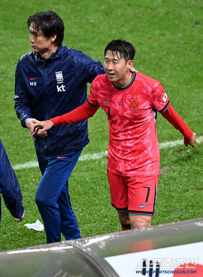 10일 서울월드컵경기장에서 열린 대한민국 축구대표팀과 브라질의 A매치 평가전, 손흥민이 교체아웃되며 홍명보 감독의 격려를 받고 있다. 상암=허상욱 기자wook@sportschosun.com/2025.10.10/
