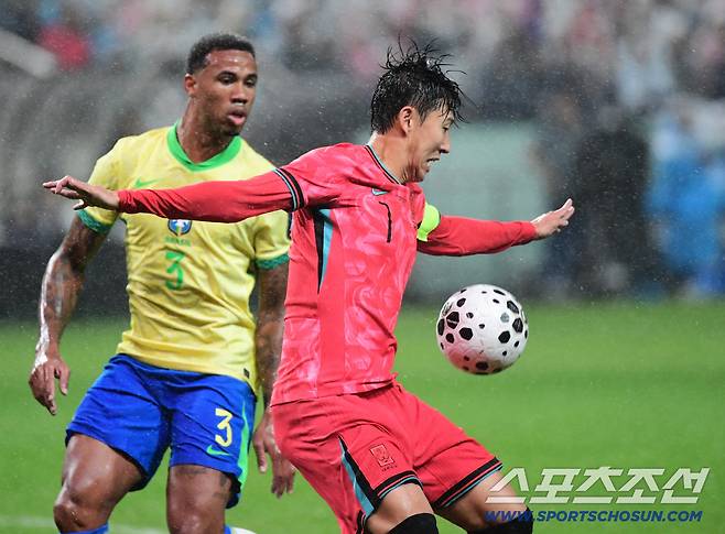 10일 오후 서울 상암동 서울월드컵경기장에서 대한민국 축구대표팀과 브라질의 A매치 평가전이 열렸다. 돌파를 시도하고 있는 손흥민. 상암=송정헌 기자songs@sportschosun.com/2025.10.10/