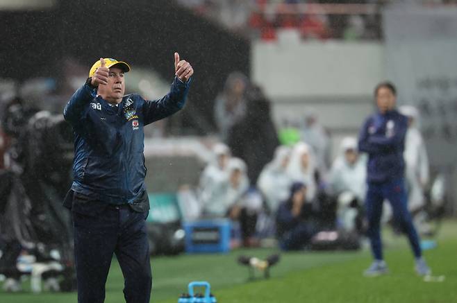 엄지 들어보이는 브라질 카를로 안첼로티 감독

    (서울=연합뉴스) 이동해 기자 = 10일 서울 마포구 서울월드컵경기장에서 열린 한국과 브라질 축구 대표팀의 친선경기. 브라질 카를로 안첼로티 감독이 엄지를 들어올리고 있다. 2025.10.10

    eastsea@yna.co.kr

(끝)





<저작권자(c) 연합뉴스, 무단 전재-재배포, AI 학습 및 활용 금지>