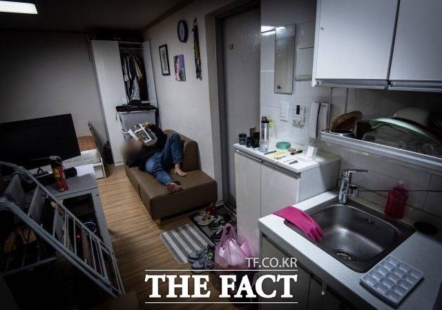 지역별 청년 연령 기준이 제각각이고, 부처 간 '칸막이' 문제까지 겹치며 정책 혼선이 이어지는 가운데, 전문가들은 청소년부터 중장년까지 포괄하는 고립·은둔 통합 정책의 밑그림 마련이 시급하다고 강조한다./더팩트 DB