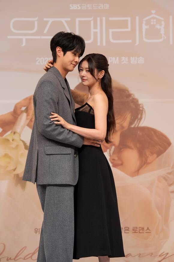 배우 최우식(왼쪽)과 정소민이 출연하는 SBS 새 금토드라마 '우주메리미'는 오늘(10일) 오후 9시 50분 시청자들과 만난다. /SBS