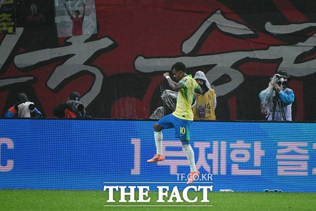 대한민국과 브라질의 평가전이 10일 오후 서울 마포구 서울월드컵경기장에서 열린 가운데 호드리구가 득점 후 기뻐하고 있다./서울월드컵경기장=남용희 기자