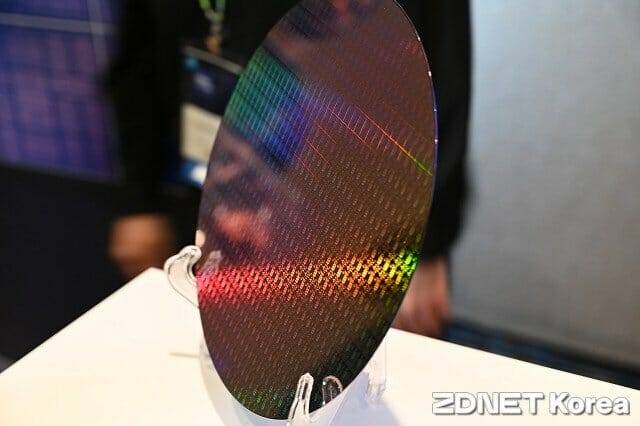 인텔 18A 공정에서 생산된 팬서레이크 컴퓨트 타일 웨이퍼. (사진=지디넷코리아)