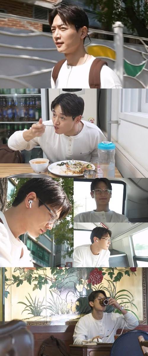 10일 방송되는 MBC ‘나 혼자 산다’(나혼산)에서 샤이니 민호가 운동 대신 자신만의 ‘최애’들로 하루를 채우는 모습이 공개된다. 평소의 열정적인 모습과 달리 멋진 외출복 차림으로 나선 민호는 단골 한식 뷔페를 찾아 모든 메뉴를 접시에 가득 담는 먹방을 선보인다. 이후 버스 맨 끝자리에 앉아 창밖 풍경을 보며 힐링하는 소탈한 모습을 보여준다. 마지막으로 대학로의 한적한 카페를 찾아 목 관리를 위한 특별한 최애 메뉴를 즐기는 민호의 반전 가득한 일상이 예고되어 기대를 모은다.