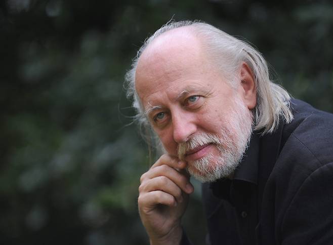 2025년 노벨문학상은 헝가리 소설가 라슬로 크러스너호르커이에게 돌아갔다. 스웨덴 한림원은 “라슬로는 종말론적 두려움 속에서도 강렬하고 선구적인 작품으로 예술의 힘을 재확인한다”고 선정 이유를 밝혔다./EPA 연합뉴스