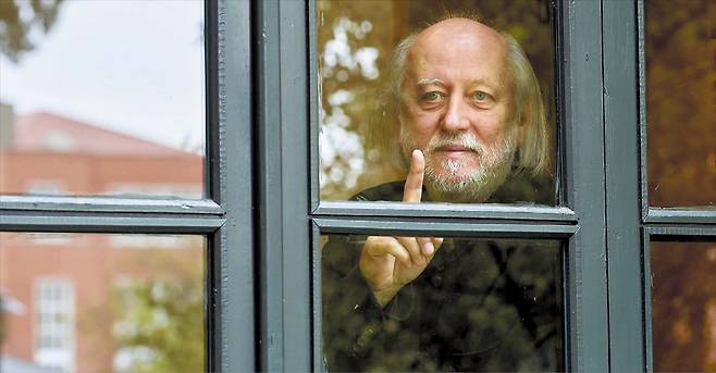 게티이미지코리아2025년 노벨문학상은 헝가리 소설가 크러스너호르커이 라슬로에게 돌아갔다. 스웨덴 한림원은 “크러스너호르커이는 종말론적 두려움 속에서도 강렬하고 선구적인 작품으로 예술의 힘을 재확인한다”고 선정 이유를 밝혔다. 사진은 지난 2018년 스페인 마드리드에서 인터뷰 당시 모습.