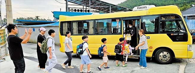 독자 제공“학교 다녀오겠습니다” 지난 2일 오전 전남 완도군 평일도 용항마을. 아이들이 노란색 스쿨버스를 타고 있다. 아이들을 찾아보기 힘든 어촌에서 이례적인 모습이다.