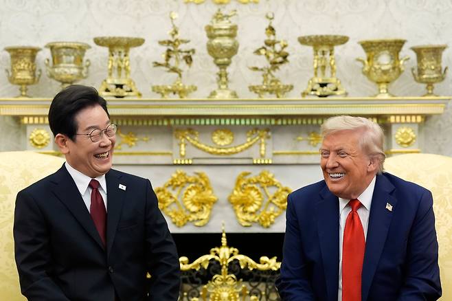 이재명 대통령(왼쪽)과 도널드 트럼프 미국 대통령이 지난 8월 25일 백악관에서 만나 정상회담을 하고 있다. /연합뉴스