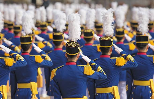 서울 노원구 육군사관학교에서 열린 육사 79기 입학 및 진학식에서 육사 생도들이 거수경례하고 있다. 2019년 입학한 이들은 정원 330명 대비 276명이 임관해 임관율 83.6%를 기록했지만, 2년 후 입학한 81기는 223명만 임관해 올해 임관율은 67.6%로 떨어졌다./고운호 기자
