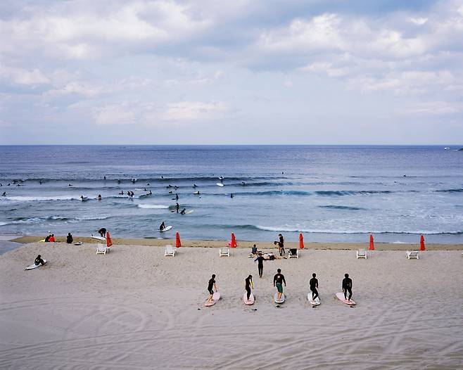 양양 38휴게소 해변, 철책이 사라지자 이 해변은 서핑 천국이 됐다. 2014년 / 사진가 김전기