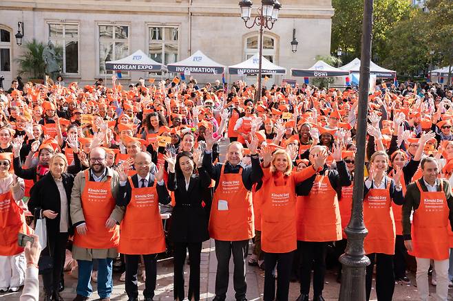 지난 4일(현지 시각) 프랑스 파리15구 청사 대광장에서 열린 '2025 KOREAN EXPO - 김치의 날 제정 선포식'에서 관계자들이 시민들과 함께 기념사진을  촬영하고 있다. /대상