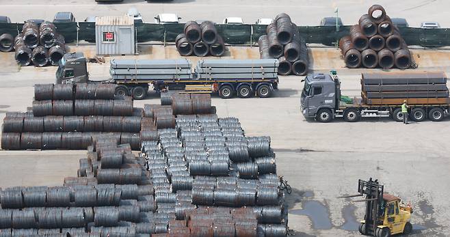 지난 8월 경기 평택시 포승읍 평택항에 철강 제품이 쌓여있는 모습. /뉴스1
