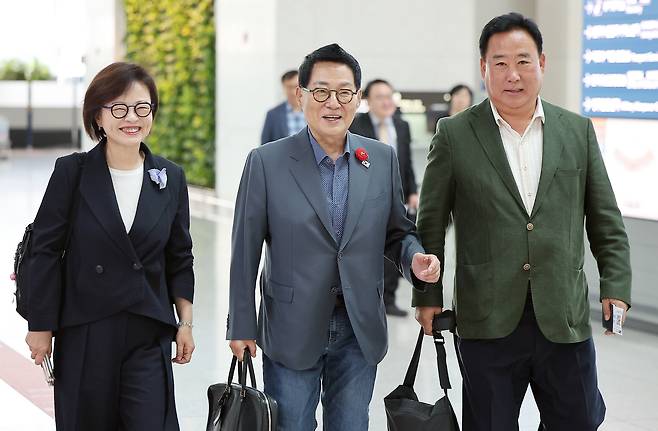 폴란드 특사단인 더불어민주당 진선미·박지원·어기구(왼쪽부터) 의원이 지난 7월 인천국제공항을 통해 폴란드로 출국하고 있다. /뉴스1