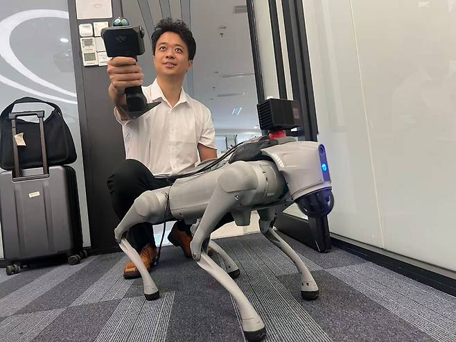 지난달 17일 중국의 휴머노이드 로봇 부품 회사인 류싱커지의 수쥔위안 박사가 광둥성 선전에 위치한 본사에서 '로봇의 눈' 격인 오딘1(왼쪽)과 포켓2를 시현하고 있다./선전=이벌찬 특파원