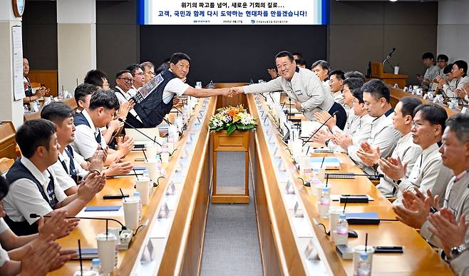 이동석 현대자동차 대표이사와 문용문 금속노조 현대자동차지부장이 지난달 17일 현대차 울산공장 본관 동행룸에서 열린 '2025년 임금 및 단체협약 조인식'에서 악수를 하고 있다. /현대차 제공
