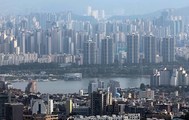 서울 남산에서 바라본 시내 아파트 단지 모습. /뉴스1