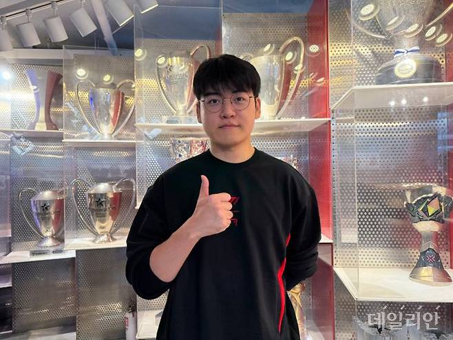 '구마유시' 이민형이 9일 2025 월드 챔피언십 출국을 앞두고 서울 강남구 T1 사옥에서 데일리안과 인터뷰를 진행하고 기념 촬영을 하고 있다.ⓒ데일리안 황지현 기자