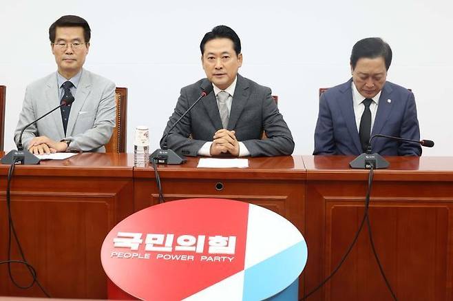 장동혁 국민의힘 대표가 10일 오후 국회에서 열린 '민중기 특검 강압수사' 관련 기자간담회에서 발언을 하고 있다. ⓒ뉴시스