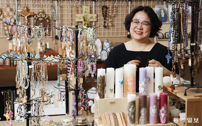 권묘정 씨는 “어머니가 물려준 거라 도저히 버릴 수 없었다는, 헐 대로 헌 묵주가 말끔히 ‘치료’된 걸 보고 좋아하던 의뢰인의 모습이 지금도 잊히지 않는다”고 말했다. 인천=신원건 기자 laputa@donga.com