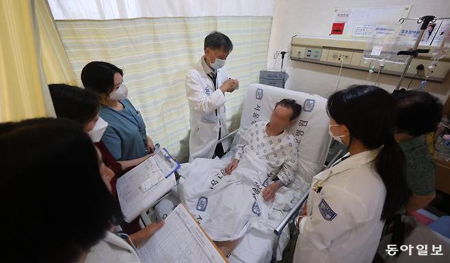 지난달 8일 서울 서초구 서울성모병원 호스피스 완화의료 병동에서 의료진이 오전 회진을 돌며 환자의 건강 상태를 체크하고 있다. 올 5월 기준 입원형 호스피스 기관 103곳에서 병상 1798개가 운영되고 있다. 장승윤 기자 tomato99@donga.com
