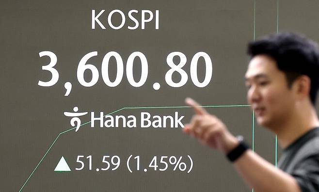 추석 연휴를 마치고 코스피가 3,600선을 돌파하며 최고가를 기록한 오전 서울 중구 하나은행 딜링룸 전광판에 개장 시황이 나오고 있다. 이날 코스피는 전 거래일보다 51.59포인트(1.45.%) 오른 3600.80에 거래되고 있다. 2025.10.10/뉴스1
