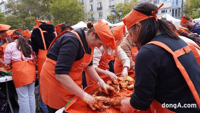 지난 4일(현지시간) 프랑스 파리15시청 대광장에서 ‘2025 KOREAN EXPO - 김치의 날 제정 선포식’이 열렸다.