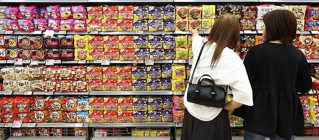 지난해 한국인이 1인당 79개의 라면을 먹은 것으로 집계됐다. 이는 베트남에 이은 세계 2위다. 자료=연합뉴스