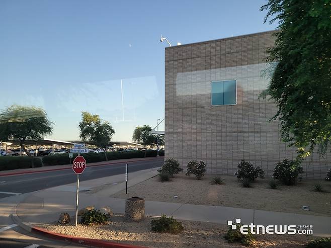 인텔 오코틸로 캠퍼스 내 실리콘 서클 도로와 이노베이션 도로 교차로에 위치한 OC2 팹(팹 52)