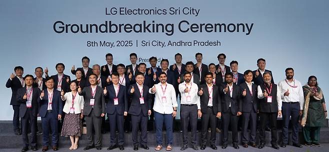 LG전자가 지난 5월8일(현지시간) 인도 스리시티에서 세 번째 현지 가전공장 착공식을 열었다. 앞줄 왼쪽 다섯 번째부터 LG전자 이재성 ES사업본부장(부사장), 류재철 HS사업본부장(사장), 나라 로케시(Nara Lokesh) 인도 인적자원개발부 장관.(LG전자 제공. 재판매 및 DB 금지) 2025.5.8/뉴스1 ⓒ News1 민경석 기자 /사진=뉴스1