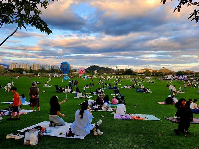 전남 순천시는 올 추석 연휴(3~9일) 동안 52만여명이 순천을 방문했다고 10일 밝혔다. 사진은 오천그린광장에서 휴식을 즐기고 있는 시민과 관광객들의 모습. 순천시 제공