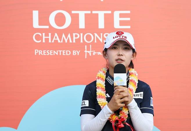 황유민이 4일(현지 시간) 하와이 오하우섬 에바비치 호아칼레이CC에서 열린 '2025 롯데 챔피언십'에서 우승을 차지한 뒤 소감을 밝히고 있다.뉴시스