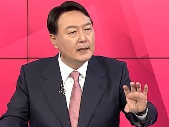 윤석열 전 대통령이 후보 시절 엠비엔(MBN) 토론회에 출연해 왕(王)자가 선명하게 쓰여진 손바닥을 내보이고 있다. 엠비엔 유튜브 갈무리