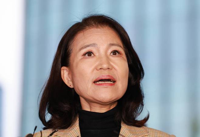 공직선거법 위반 등의 혐의로 체포된 이진숙 전 방송통신위원장이 2일 서울 영등포경찰서로 압송되며 취재진에 발언하고 있다. 연합뉴스