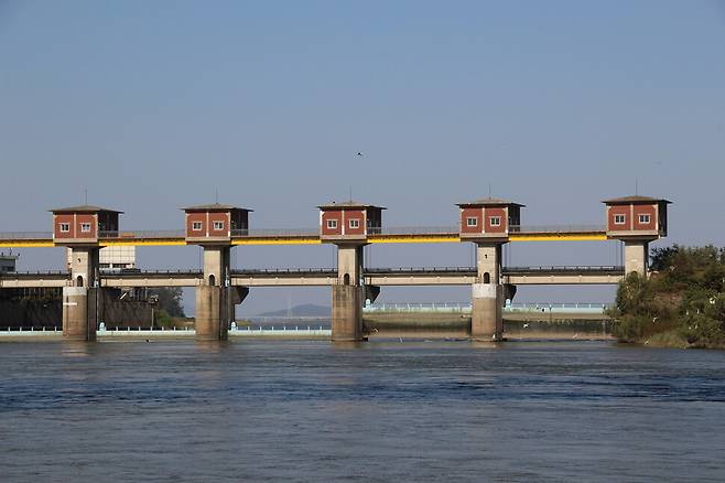 김포시와 고양시 사이에서 서울 한강 물을 가두고 있는 신곡보의 가동보. 김규원 선임기자