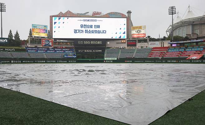 10일 인천 SSG랜더스필드에서 열릴 예정이던 2025 KBO리그 포스트시즌 준플레이오프 2차전 삼성 라이온즈와 SSG 랜더스의 경기가 비로 취소돼 전광판에 안내 문구가 나오고 있다. 연합뉴스