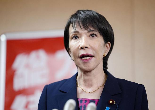 10일 일본 도쿄에서 다카이치 사나에 자민당 총재가 사이토 데쓰오 공명당 대표와 회담 뒤 발언하고 있다. 로이터 연합뉴스