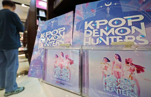 넷플릭스 영화 '케이팝 데몬 헌터스' 음반이 지난달 16일 서울 종로구 교보문고 광화문점에 진열돼 있다. 노마 교수는 K팝의 특징으로 주로 한국어와 영어가 혼용되는 '복수언어주의'를 꼽는다. 노마 교수는 "'골든'만 봐도, 한국어가 적게 들어갔지만 언어적 풍요로움으로 인해 음악의 질이 달라졌다"고 말했다. 뉴스1