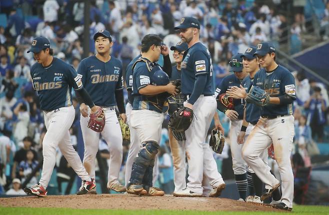 <yonhap photo-5959="">(대구=연합뉴스) 김현태 기자 = 6일 대구 삼성라이온즈파크에서 열린 2025 KBO 포스트시즌 와일드카드 1차전 삼성 라이온즈와 NC 다이노스의 경기. NC가 4:1로 승리후 선수들이 기뻐하고 있다. 2025.10.6 mtkht@yna.co.kr/2025-10-06 17:43:03/ <저작권자 ⓒ 1980-2025 ㈜연합뉴스. 무단 전재 재배포 금지, AI 학습 및 활용 금지></yonhap>