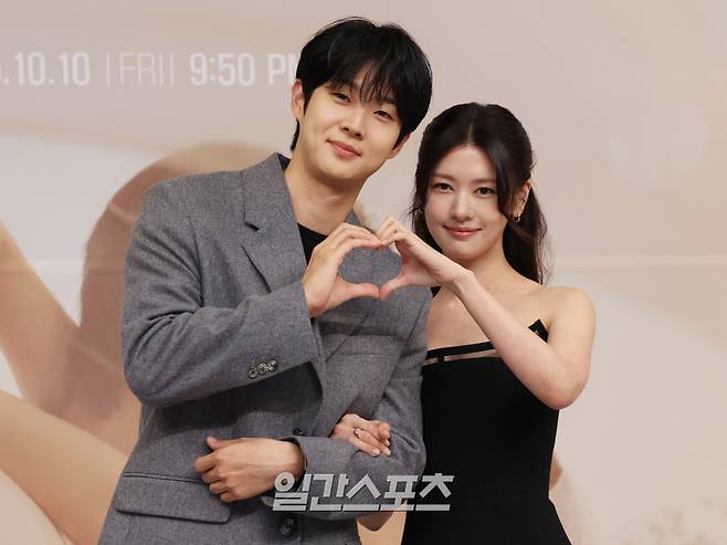 배우 최우식, 정소민이 10일 오후 서울 양천구 목동 SBS에서 열린 SBS 금토드라마 '우주메리미' 제작발표회에서 포토타임을 갖고 있다. '우주메리미'는 최고급 신혼집 경품을 사수하려는 두 남녀의 달달살벌한 90일간의 위장 신혼기. 오늘 밤 9시 50분 첫 방송. 서병수 기자 qudtn@edaily.co.kr /2025.10.10/