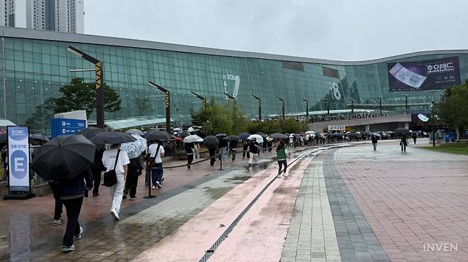 ▲ 비가 와도 줄어들지 않는 팬심의 열기란