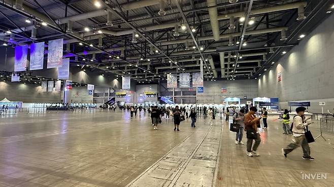 ▲ 10홀은 메인 무대+굿즈존+DIY존이고 메인은 9홀이다