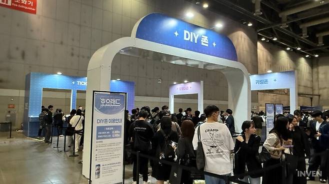 ▲ 굿즈는 QR로 예약판매제라 예약을 해두고 DIY존으로 ㄱㄱ