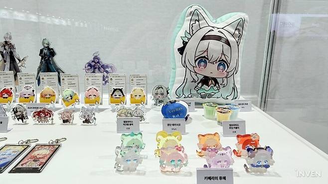 ▲ 쿠션과 키홀더 등등 Take My Money를 외치게 만들 것들이 너무 많은 걸