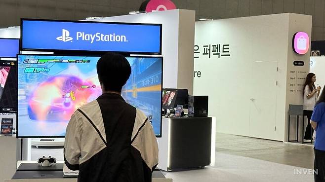 ▲ 메인 무대에서 진행될 강습전 이벤트에 앞서 손풀기를 하려면 옆의 PS5 부스를 방문해보자