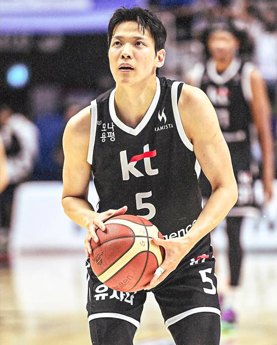 KT 김선형이 9일 삼성전에서 18점·5어시스트를 기록하며 팀 승리에 힘을 보탰다. [사진 KT]