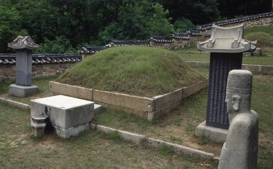 경기도 고양시의 최영 장군 묘. 최영이 죽으며 “나의 무덤에는 풀이 나지 않을 것이다”고 말했다는 전설이 있다. [중앙포토]